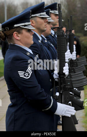 Die 423Rd Air Base Group Ehrengarde begrüssen, während Taps wird während der 74Th Pearl Harbor Gedenkfeier an RAF Molesworth, Großbritannien, 7. Dezember, 2015 gespielt. Die Zeremonie enthalten drei - volley Gruß von der Ehrengarde und eine Bildung salute wie 48th Fighter Wing F-15 Eagle Piloten einen Vorbeiflug durchgeführt. (U.S. Air Force Foto: Staff Sgt. Ashley Tyler/Freigegeben) Stockfoto