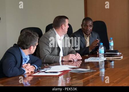Oberst Victor Kisiri, 303Rd Infanterie Brigade Administrative Officer mit tansanischen People's Defence Force, führt eine Planungssitzung mit Mitgliedern der US-Armee Afrika und die TPDF für das afrikanische Land Kräfte Gipfel 2016 an der Ostafrikanischen Gemeinschaft zentrale in Arusha, Tansania, Dez. 1, 2015. . ALFS Veranstaltungen bringen Armee Stabschefs aus mehreren afrikanischen Nationen gemeinsam regionale und überregionale Themen zu besprechen. (U.S. Armee Afrika Foto vom Kapitän Jason Welch) Stockfoto
