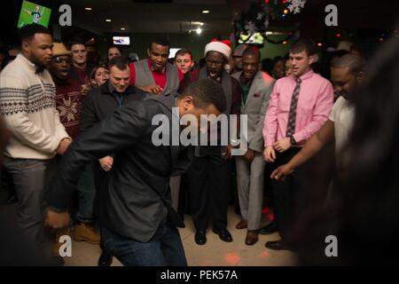 151210-N-DA 737-073 SILVERDALE, Washington (31. 10, 2015) - Aviation strukturellen Mechaniker Airman Dominik Stanberry, von Los Angeles, Tänze USS John C Stennis" (CVN 74) Befehl Holiday Party. Stennis "Crew ist derzeit in Port Training für zukünftige Bereitstellungen. (U.S. Marine Foto von Mass Communication Specialist 3. Klasse Jonathan Jiang/Freigegeben) Stockfoto