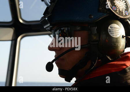 Petty Officer 3rd Class Jerry Renfroe, Maschinen Techniker an Bord Coast Guard Cutter Stratton, beteiligt sich an der Verfolgung Crew Training im östlichen Pazifik, Nov. 18, 2015. Die stratton Crew läuft Übungen und Schulungen Kenntnisse für Operationelle Dienstreisen zu erhalten. (U.S. Coast Guard Foto von Petty Officer 3. Klasse Lauren Steenson) Stockfoto