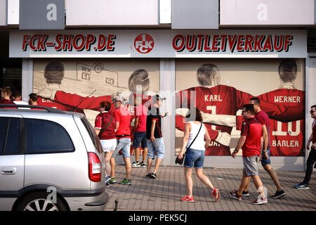 Kaiserslautern, Deutschland - 07 August, 2018: die Fans des 1. FC Kaiserslautern Fußball Club vor einem Ventilator Shop am 07 August, 2018 in Kaiserslautern. Stockfoto