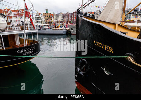 Zwei veteran Passagier Dampf Schiffe in den Hafen von Bergen, Norwegen; der Bogen der Oster (1908) und Heck Granvin (b 1931) Fjordsteam 2018 Stockfoto