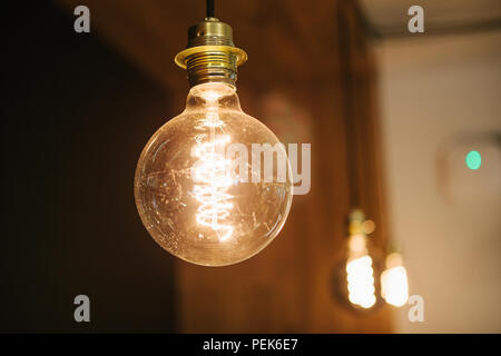 Dekorative moderne Lampen in einem Café. Design. Selektive konzentrieren. Stockfoto