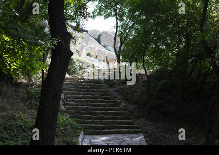 Treppe im antiken Ausgrabungen Perperikon mit Resten der alten thrakischen und der griechischen Kultur Stockfoto