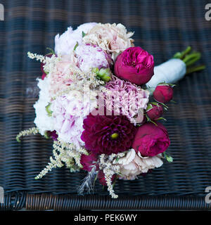 Die Festlichen Blumenstrauß aus roten Rosen und gypsophilas Stockfoto