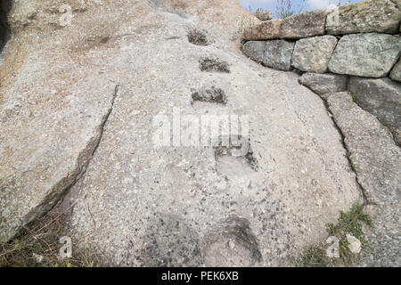 Alte Treppen an den Ausgrabungen Perperikon mit Resten der alten thrakischen und der griechischen Kultur in Bulgarien Stockfoto