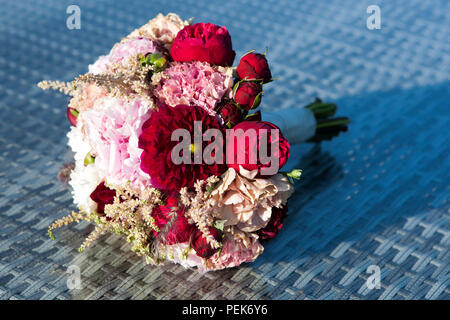 Die Festlichen Blumenstrauß aus roten Rosen und gypsophilas Stockfoto