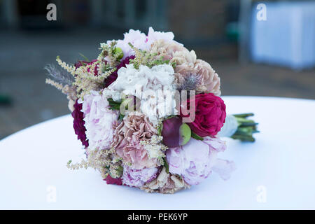 Die Festlichen Blumenstrauß aus roten Rosen und gypsophilas Stockfoto