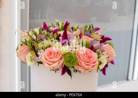 Die Festlichen Blumenstrauß aus roten Rosen und gypsophilas Stockfoto