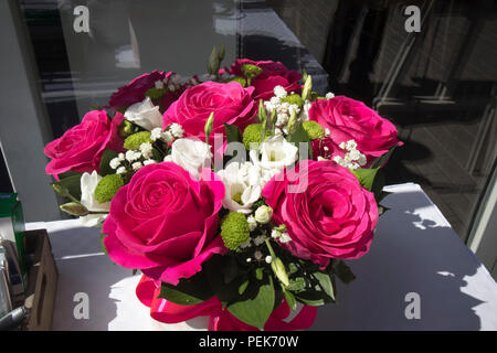 Die Festlichen Blumenstrauß aus roten Rosen und gypsophilas Stockfoto