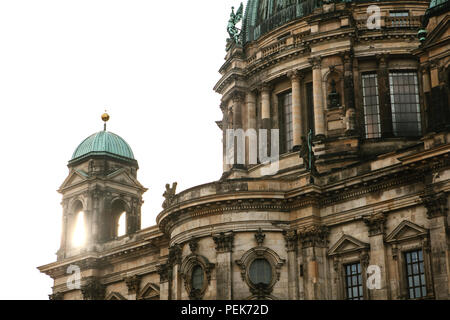 Wunderschönes altes Gebäude im Stil des Neoklassizismus und Barock mit Kreuz und Skulpturen Stockfoto