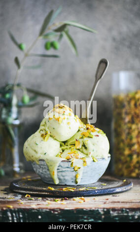 Schüssel mit pistazieneis auf den Küchentisch, close-up Stockfoto