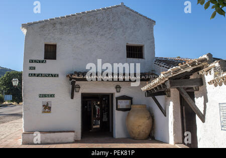 Montes de Malaga, Spanien - Juli 8th, 2018: Alfarnate hosterly die älteste Andalusischen Inn aktiv. Berühmten Banditen Unterschlupf während des 18. und 19. Jahrhundert Stockfoto