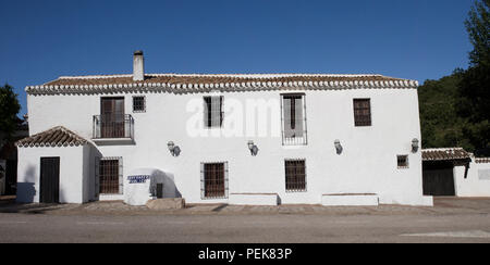 Montes de Malaga, Spanien - Juli 8th, 2018: Alfarnate hosterly die älteste Andalusischen Inn aktiv. Berühmten Banditen Unterschlupf während des 18. und 19. Jahrhundert Stockfoto