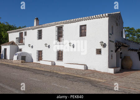 Montes de Malaga, Spanien - Juli 8th, 2018: Alfarnate hosterly die älteste Andalusischen Inn aktiv. Berühmten Banditen Unterschlupf während des 18. und 19. Jahrhundert Stockfoto