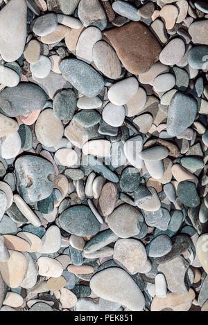 Natürlich poliert rock Kiesel Hintergrund. Meer Stein Tapete Stockfoto