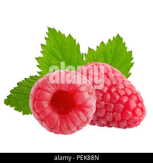 Isolierte Beeren. Zwei himbeere Früchte mit Blättern auf weißem Hintergrund mit freistellungspfad als Package Design Element und Werbung isoliert. Stockfoto