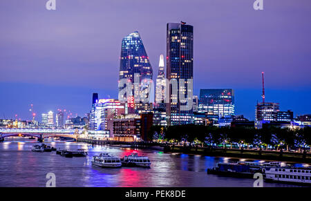 Die Stadt in der Nacht von der Waterloo Bridge London UK Stockfoto