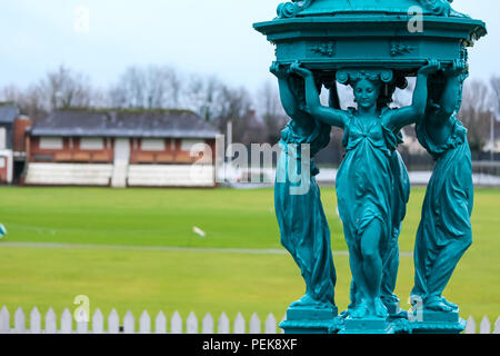 Nahaufnahme von Wallace Brunnen mit Cricket Pavillion im Hintergrund. Wallace Park, Lisburn, Nordirland. Stockfoto