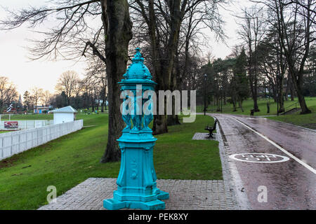 Wallace Park, einem öffentlichen Recreation Park in Lisburn. Anzeigen von Wallace Brunnen, cricketplatz Zaun nach links und Weg und Radweg auf Rig Stockfoto