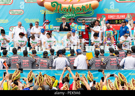 Miki Sudo (blonde Haare, in die Mitte) gegessen und Brötchen 37 Hot Dogs in zehn Minuten die Women's Division der 2018 Nathan's berühmten International zu gewinnen. Stockfoto