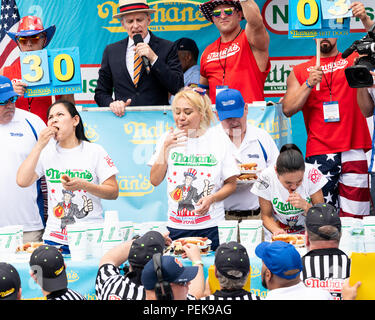 Miki Sudo (blonde Haare, in die Mitte) gegessen und Brötchen 37 Hot Dogs in zehn Minuten die Women's Division der 2018 Nathan's berühmten International zu gewinnen. Stockfoto