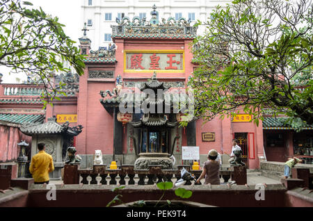 Der im Freien liegende Innenhof an der Jade Kaiser Pagode im Negombo Distrikt von Ho Chi Minh City, Vietnam. Die chinesische Tempel wurde 1909 erbaut und enthält Stockfoto