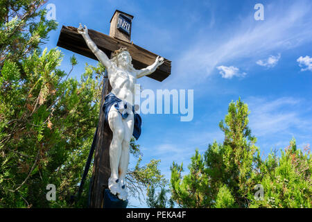 Großes hölzernes Kruzifix Jesu Christi im Freien mit blauem Himmel, Elsass, Frankreich. Stockfoto