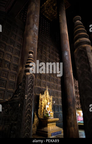 INWA (AVA), Myanmar - der Hauptaltar und Schrein des Bagaya-Klosters in Inwa, Myanmar. Das Kloster, auch bekannt als Bagaya Kyaung, wurde 1834 während der Herrschaft von König Bagyidaw erbaut. Er besteht vollständig aus Teakholz, mit 267 riesigen Teakholzpfählen, von denen der größte 60 m hoch und 9 m Umfang ist. Es liegt in der alten königlichen Hauptstadt von Inwa (Ava), nicht weit von Mandalay. Stockfoto