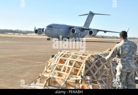 Soldaten mit Unternehmen C, 2.Bataillon, 20 Special Forces Group (Airborne), Mississippi Army National Guard bereiten Sie eine Air Force C-17 Globemaster Flugzeuge zu laden zum Südwesten Asien Dezember 14, 2015 in Grenada Municipal Airport in Grenada, Fräulein. Dies ist das erste Mal, dass Mississippi National Guard der ehemaligen Zweiten Weltkrieg Flugplatz für die Bereitstellung von Soldaten benutzt hat, bereitzustellen. (Mississippi National Guard Foto: Staff Sgt. Shane Hamann, 102 Öffentliche Angelegenheiten Ablösung/Freigegeben) Stockfoto