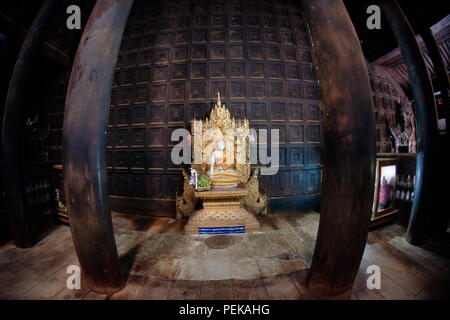 INWA (AVA), Myanmar - der Hauptaltar und Schrein des Bagaya-Klosters in Inwa, Myanmar. Das Kloster, auch bekannt als Bagaya Kyaung, wurde 1834 während der Herrschaft von König Bagyidaw erbaut. Er besteht vollständig aus Teakholz, mit 267 riesigen Teakholzpfählen, von denen der größte 60 m hoch und 9 m Umfang ist. Es liegt in der alten königlichen Hauptstadt von Inwa (Ava), nicht weit von Mandalay. Stockfoto