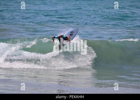 Keely Andrew konkurrieren in der US Open des Surfens 2018 Stockfoto