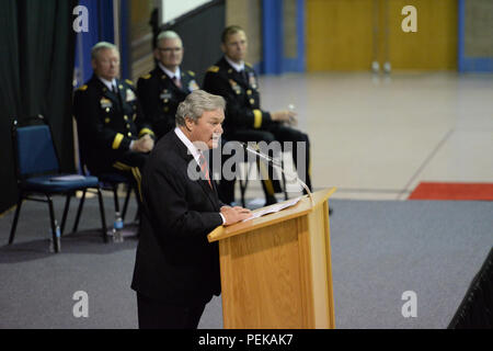 North Dakota reg. Jack Dalrymple spricht und das Publikum an der North Dakota Adjutant General Ändern des Befehls Zeremonie als Generalmajor Al Dohrmann, die in kommenden North Dakota Adjutant General, sitzt zu weit rechts, Maj Gan. David Sprynczynatyk, der scheidende North Dakota Adjutant General, zweiter von rechts, und Gen. Frank Gras, Chef der National Guard Bureau, auf Raymond J. Bohn Armory, Bismarck, N.D., Dez. 13, 2015. (U.S. Air National Guard Foto von Senior Master Sgt. David H Lipp/Freigegeben) Stockfoto