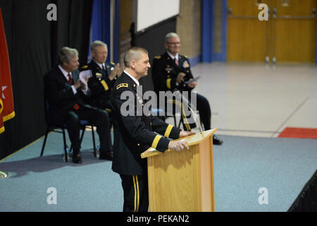 Us-Armee Generalmajor Al Dohrmann, die in kommenden North Dakota Adjutant General, Vordergrund, spricht mit einem Publikum als North Dakota reg. Jack Dalrymple, Links, Gen. Frank Gras, Chef der National Guard Bureau, zweiter von links, und Generalmajor David Sprynczynatyk, die North Dakota Adjutant General, weit Recht, klatschen in Reaktion auf Kommentare bei einem Befehl Zeremonie am Raymond J. Bohn Armory, Bismarck, N.D., Dez. 13, 2015. (U.S. Air National Guard Foto von Senior Master Sgt. David H Lipp/Freigegeben) Stockfoto