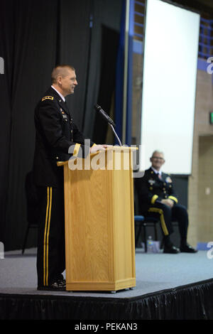 Us-Armee Generalmajor Al Dohrmann, die in kommenden North Dakota Adjutant General, Links, spricht mit einem Publikum als Generalmajor David Sprynczynatyk, die North Dakota Adjutant General, weit Recht, während die Änderung der Befehl Zeremonie am Raymond J. Bohn Armory, Bismarck, N.D., Dez. 13, 2015 aussieht. (U.S. Air National Guard Foto von Senior Master Sgt. David H Lipp/Freigegeben) Stockfoto