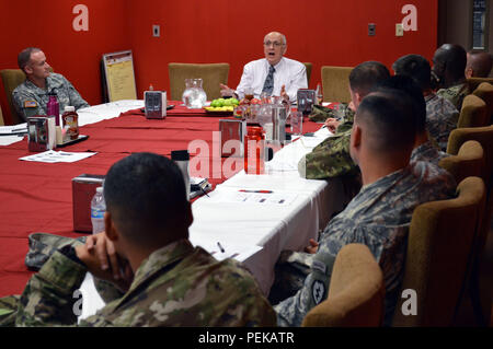 Pensionierte Armee Generalmajor Robert D. Shadley diskutiert die Bedeutung von Führung Engagement für scharfe Opfer Fürsprecher und Führer zu Feuerwehr und Bataillon Führung innerhalb 3 BCT innerhalb der Bronco Café in Schofield Kasernen, Hawaii, Dez. 3, 2015. Shadley verbrachte Dez. 2-3 im Gespräch mit Soldaten von der Firma ebene Brigade. (Foto: Staff Sgt. Armando R. Limon, 3. Brigade Combat Team, 25 Infanterie Division). Stockfoto