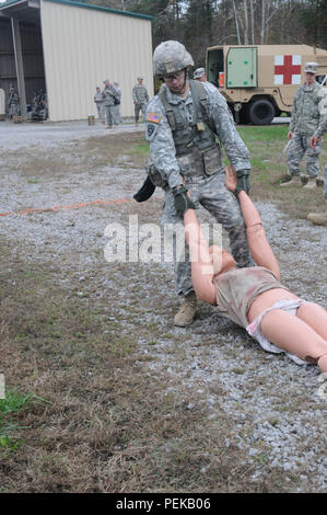 Kentucky National Guard SPC. Michael Miller, ein rechtsassistent Spezialist für die Zentrale und die Konzernzentrale, 149 Brigade Support Bataillons, 149 Manöver Verbesserung der Feuerwehr zugeordnet, schleppt ein Dummy als Teil des Stress zu Sicherheit - Feuer Hindernislauf für die besten Krieger Wettbewerb 2016 Nov. 6 entwickelt. Es gab sechs anstrengenden Aufgaben, einschließlich der Ziele, die mit der zugewiesenen Waffen zu schlagen, dass die Teilnehmer hatte. Miller war einer der 15 Kentucky Wachposten, die für den Titel des Kentucky Guard Soldat, UNTEROFFIZIER oder Senior NCO des Jahres an Wendell H. Ford Regional Training Center konkurriert Stockfoto