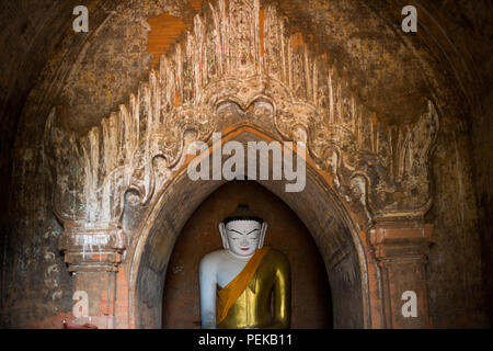 Thisa-Wadi Tempel Stuckverzierungen Bagan Myanmar // BAGAN, Myanmar — verzierte originale Stuckverzierungen schmücken den bogenförmigen Eingang zum Thisa-Wadi Tempel (auch bekannt als Thissa-Wadi Tempel), einem dreistöckigen buddhistischen Tempel aus dem Jahr 1334 n. Chr. Der Tempel ist eines der letzten großen Bauwerke der postheidnischen Zeit, das fast ein halbes Jahrhundert nach dem Fall des heidnischen Königreichs erbaut wurde. Das Hotel befindet sich im südöstlichen Teil der archäologischen Zone Bagan und gehört zu den wenigen Tempeln, in denen Besucher die oberen Terrassen besteigen dürfen, um einen Panoramablick über das antike templ zu genießen Stockfoto