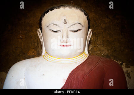 Thisa-Wadi Tempel Buddha Statue Bagan Myanmar // BAGAN, Myanmar — Eine große Buddha-Statue besetzt den zentralen Schrein des thisa-Wadi Tempels (auch bekannt als Thissa-Wadi Tempel), eines von vier Buddha-Bildern, die um eine quadratische zentrale Säule angeordnet sind, jede in Richtung Kardinal gerichtet. Nach epigraphischen Beweisen aus dem Jahr 1334 n. Chr. stellt dieser dreistöckige Tempel eine der letzten großen Bauwerke der postheidnischen Zeit dar, die fast ein halbes Jahrhundert nach dem Fall des heidnischen Königreichs errichtet wurde. Der Tempel ist als Monument Nr. 918 in Pierre Pichards umfangreichem archäologischem Inventar der katalogisiert Stockfoto