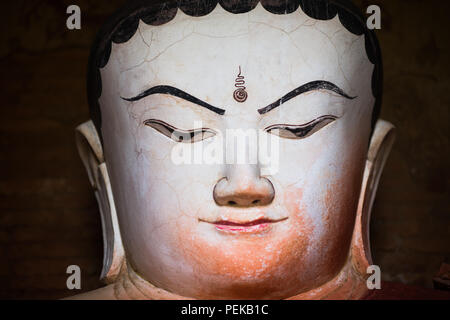 Buddha-Statue thisa-Wadi-Tempel Bagan Myanmar // BAGAN, Myanmar — Eine große Buddha-Statue besetzt den zentralen Schrein des thisa-Wadi-Tempels (auch bekannt als Thissa-Wadi-Tempel), eines von vier Buddha-Bildern, die um eine quadratische zentrale Säule angeordnet sind und jeweils in Richtung Kardinalrichtung gerichtet sind. Nach epigraphischen Beweisen aus dem Jahr 1334 n. Chr. stellt dieser dreistöckige Tempel eine der letzten großen Bauwerke der postheidnischen Zeit dar, die fast ein halbes Jahrhundert nach dem Fall des heidnischen Königreichs errichtet wurde. Der Tempel ist als Monument Nr. 918 in Pierre Pichards umfangreichem archäologischem Inventar der katalogisiert Stockfoto
