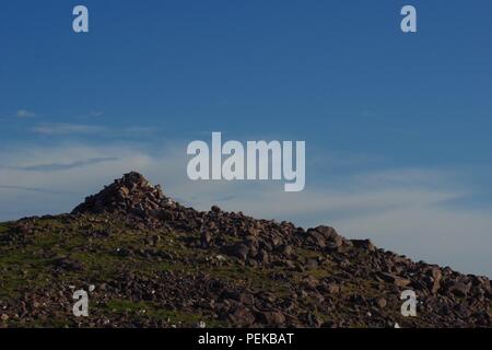 Gipfel Cairn von meall ein 'Ghiubhais, Kinlochewe, Torridon, Schottland. Auf einem feinen Sommer Abend. Stockfoto