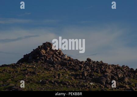 Gipfel Cairn von meall ein 'Ghiubhais, Kinlochewe, Torridon, Schottland. Auf einem feinen Sommer Abend. Stockfoto