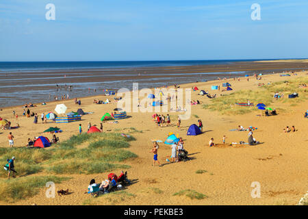 Old Hunstanton, Strand, Sand, Bucht, Sonnenanbeter, Sonnenliegen, Nordsee, Küste, Norfolk, England, Großbritannien Stockfoto