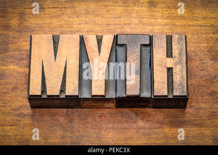 Mythos Wort Zusammenfassung im Buchdruck Holz Art Klischees gegen rustikalen, mit Holz Stockfoto