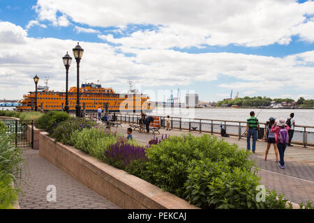 NEW YORK CITY - Juni 6, 2014: Blick vom Battery Park in Lower Manhattan mit der Staten Island Ferry und die Menschen im Blick. Stockfoto