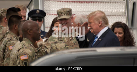 Us-Präsident Donald Trump begrüßt Soldaten als Generalmajor Walter Piatt, Kommandant des 10 Mountain Division, Zentrum, bei einem Besuch der John McCain National Defense Authorization Act, den 13. August in Fort Drum, New York 2018 zu unterzeichnen. Stockfoto