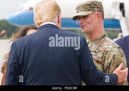 Us-Präsident Donald Trump Chats mit Generalmajor Walter Piatt, Kommandant des 10 Mountain Division, bei einem Besuch der John McCain National Defense Authorization Act, den 13. August in Fort Drum, New York 2018 zu unterzeichnen. Stockfoto