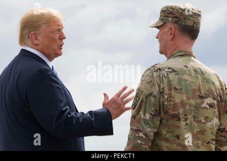 Us-Präsident Donald Trump Chats mit Generalmajor Walter Piatt, Kommandant des 10 Mountain Division, bei einem Besuch der John McCain National Defense Authorization Act, den 13. August in Fort Drum, New York 2018 zu unterzeichnen. Stockfoto