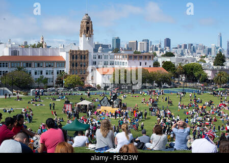 SAN FRANCISCO, Ca - JULI, 04, 2017: Mission Dolores Park Panorama in San Francisco. SF ist die am dichtesten besiedelten grossen Stadt in Kalifornien. Stockfoto