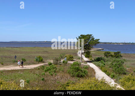 FORT FISHER; NORTH CAROLINA; USA - APRIL 20; 2018: Menschen schlängeln sich entlang der historischen Strecke durch Fort Fisher, ein Verbündeter Fort Festung während Stockfoto